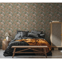Chambre avec papier peint à motifs floraux, lit et meubles en bois