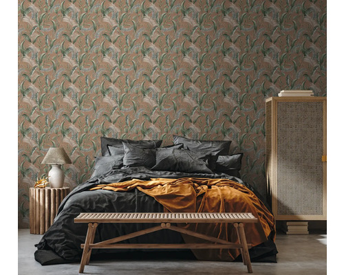 Chambre avec papier peint à motifs floraux, lit et meubles en bois