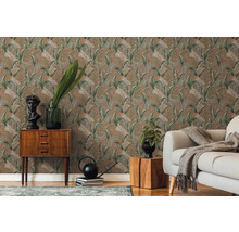 Salon décoratif avec papier peint motif jungle marron, canapé et meubles en bois.