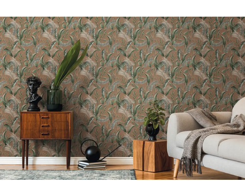 Salon décoratif avec papier peint motif jungle marron, canapé et meubles en bois.