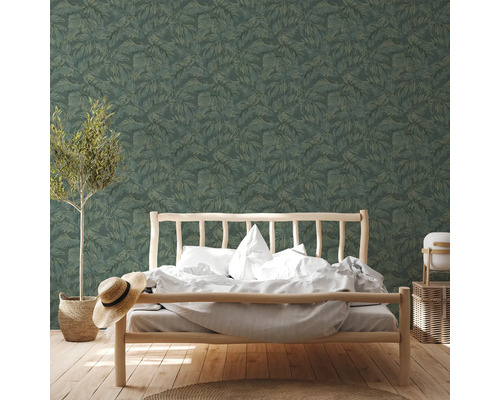 Chambre à coucher avec lit devant un papier peint à feuilles vertes