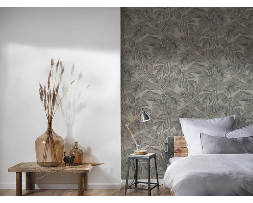 Schlafzimmer mit floraler Tapete, Bett und Beistelltisch