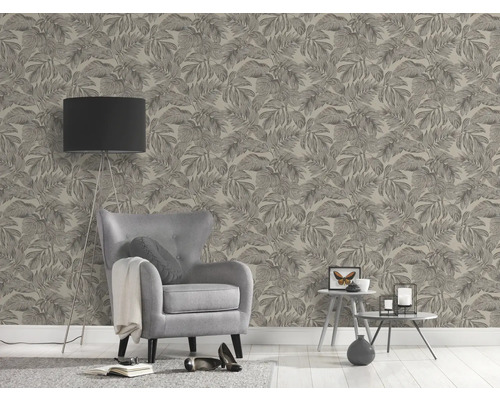 Wohnzimmer mit Sessel, Stehlampe und Tapete mit Blattmuster