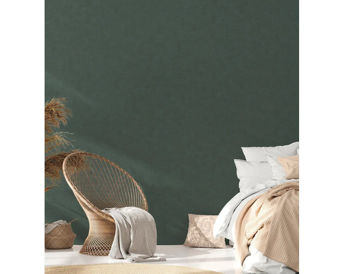 Helles Schlafzimmer mit Bett, Rattansessel und Dekoration