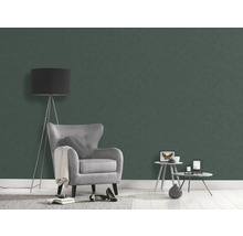 Wohnzimmer mit grüner Vliestapete, Sessel und Stehlampe
