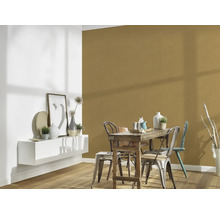 Esszimmer mit Holztisch, Stühlen und Wandgestaltung in Gold