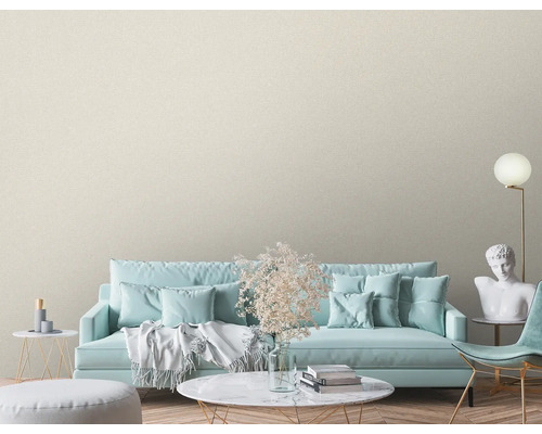 Heller Wohnraum mit Sofa, Dekoration und Textiltapete an der Wand