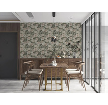 Esszimmer mit floraler Tapete, Holztisch und Stühlen.