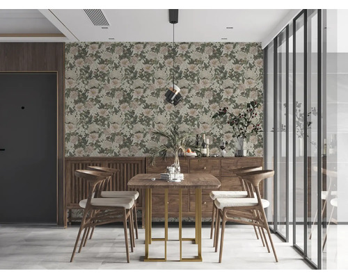 Esszimmer mit floraler Tapete, Holztisch und Stühlen.