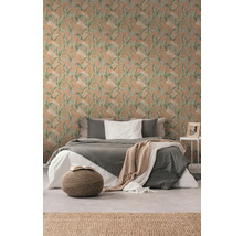 Chambre à coucher avec papier peint à motifs, lit et tapis