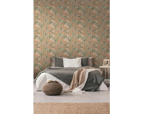 Chambre à coucher avec papier peint à motifs, lit et tapis