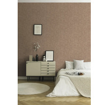 Modernes Schlafzimmer mit gemusterter Tapete, Kommode und Bett