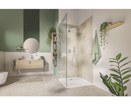 Helles Badezimmer mit Dusche, Waschtisch, Spiegel und Ablagen