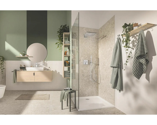 Helles Badezimmer mit Dusche, Waschtisch und Spiegel