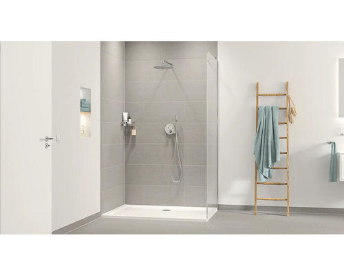 Badezimmer mit gefliester Dusche, Duschwanne, Duschkopf und Handtuchleiter