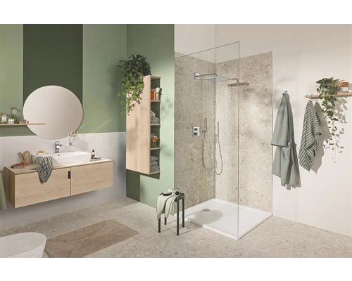 Salle de bains lumineuse avec douche, meuble sous-lavabo, armoire de toilette et décorations