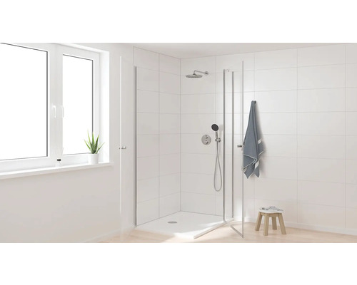 Salle de bains lumineuse avec douche à l''italienne, paroi de douche, carrelage et fenêtre pour une ambiance conviviale.