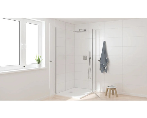 Salle de bain avec cabine de douche, pommeau de douche et serviette