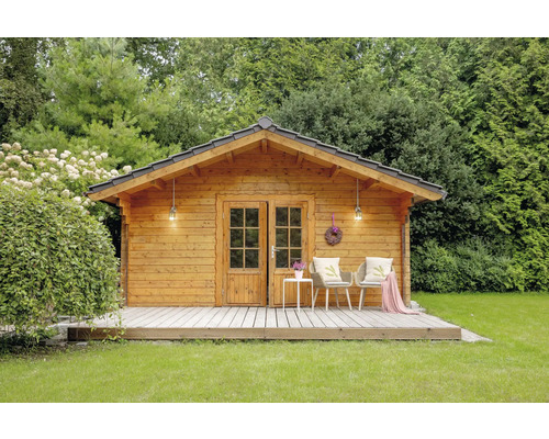 Maison de jardin en bois avec terrasse dans le jardin