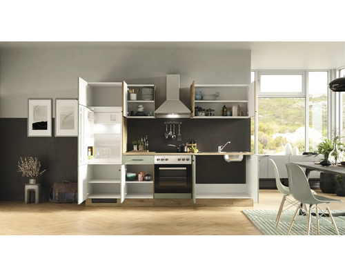 Moderne Küche mit offenen Schränken, Kühlschrank, Herd und Spüle