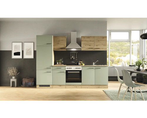 Helle Küche mit Küchenschränken aus Holz und Dunstabzugshaube