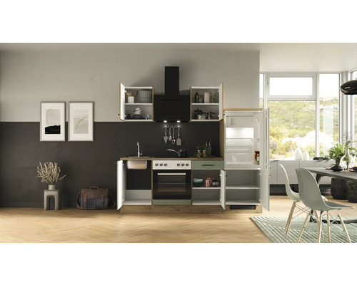 Küchenzeile mit Spüle, Herd, Dunstabzugshaube und Kühlschrank in einem hellen Raum