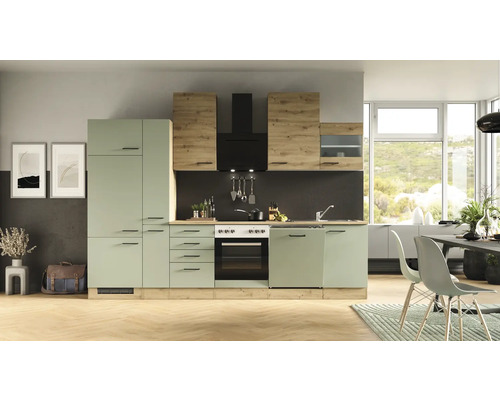 Helle Küche mit Küchenschränken in Holz- und Grüntönen, Dunstabzugshaube und Spüle