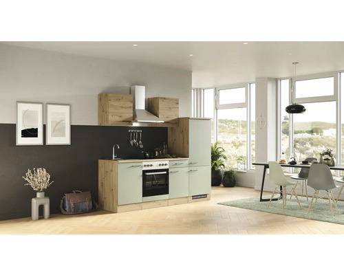 Helle und moderne Küche mit Geräten und Essbereich.