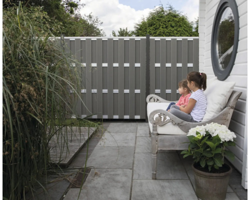 Jardin avec clôture d''intimité, banc et plantes