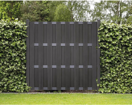 Clôture de jardin en plastique avec haie verte