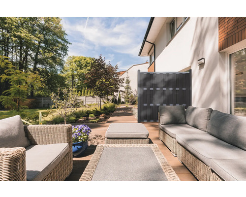 Extérieur avec mobilier de terrasse, plancher en bois et pare-vue