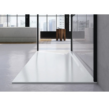 Douche de plain-pied avec receveur dans une salle de bains moderne