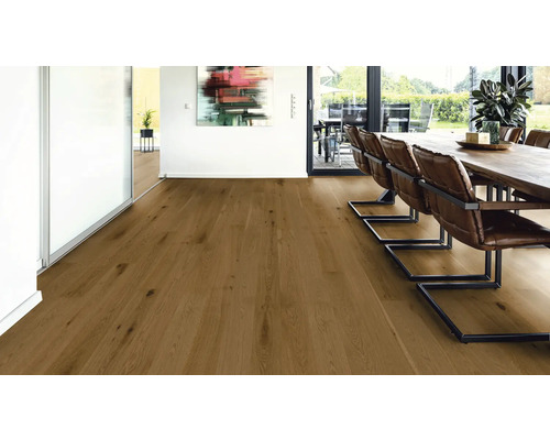 Heller Wohnraum mit Holzboden und Esstischgruppe