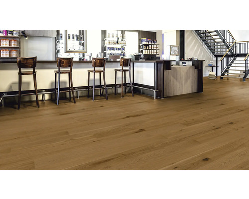 Innenraum mit Holzboden, Bar und Treppe