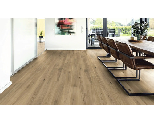 Helles Wohnzimmer mit Holzboden, Esstisch und Stühlen