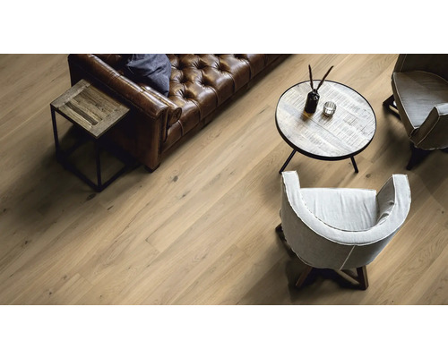 Wohnzimmer mit Holzboden, Ledersofa und Beistelltischen