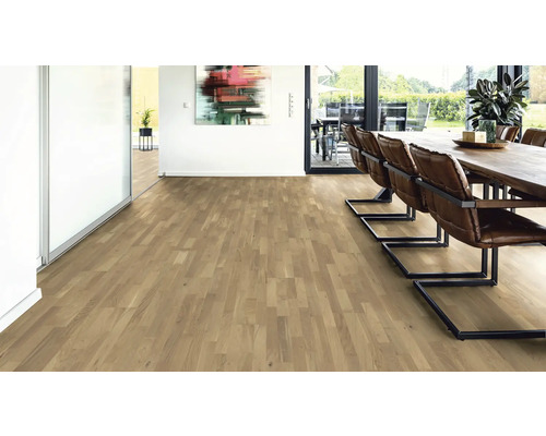 Helles Zimmer mit Holzboden, Esstisch und Stühlen