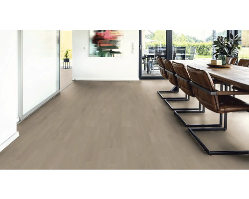 Heller Holzboden in einem Esszimmer mit Esstisch und Stühlen