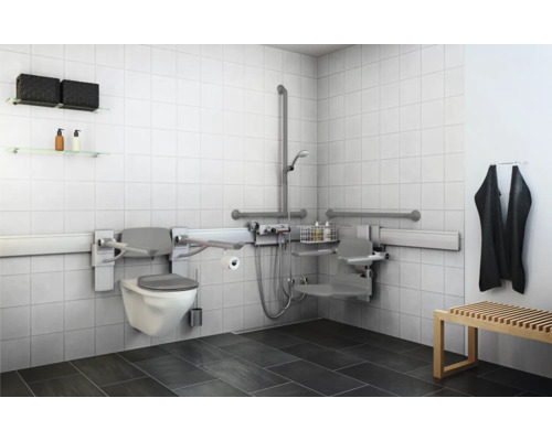 Barrierefreies Badezimmer mit Toilette, Dusche, Haltegriffen und Duschhocker