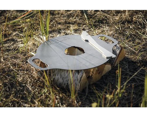 Plaque de gril en métal avec bûche à l''extérieur