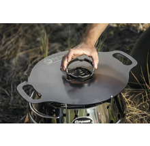 Petromax Abdeckplatte mit Griffen auf einem Kocher