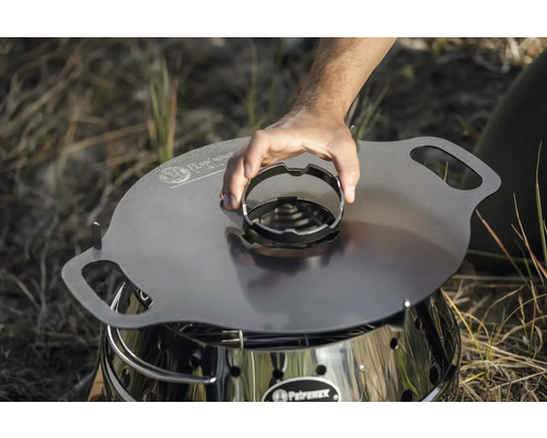 Petromax Abdeckplatte mit Griffen auf einem Kocher
