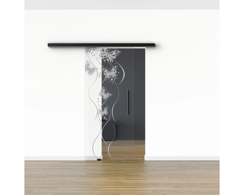 Glasschiebetür mit Schmetterlingsdesign vor einer Wand