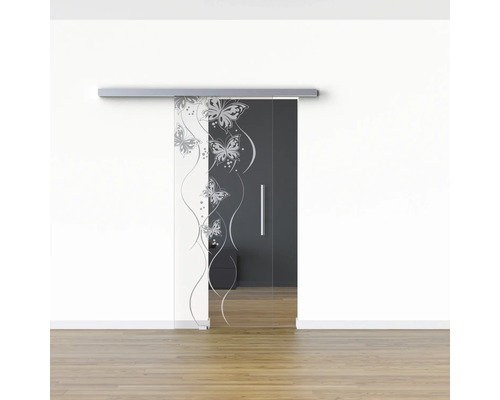 Glasschiebetür mit Schmetterlingsmotiv in einem hellen Raum