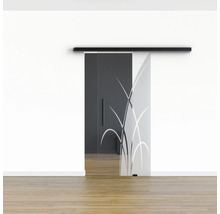 Schiebetür aus Glas mit Gräserdesign vor grauer Wand