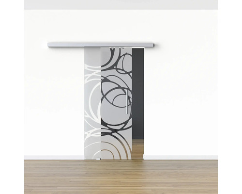 Porte coulissante en verre à motifs devant un mur