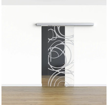 Porte coulissante en verre avec motifs devant un mur blanc