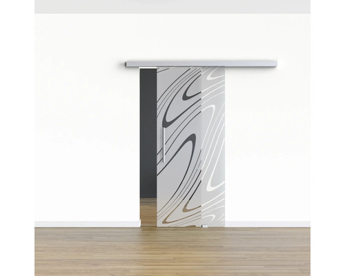 Schiebetür aus Glas mit abstraktem Muster in einem Wohnraum.