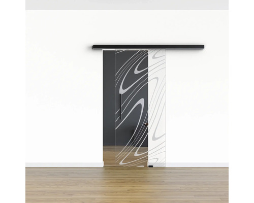 Schiebetür mit linearem Design und Beschlag vor einer weißen Wand