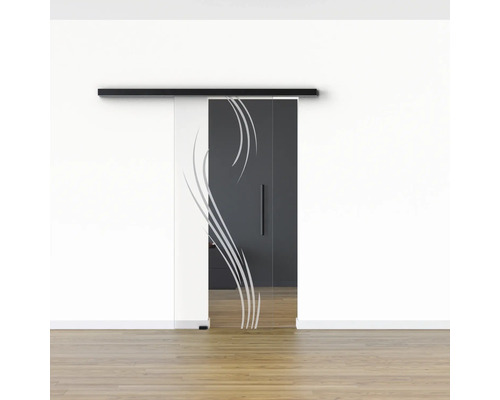 Glasschiebetür mit Dekor vor weißer Wand